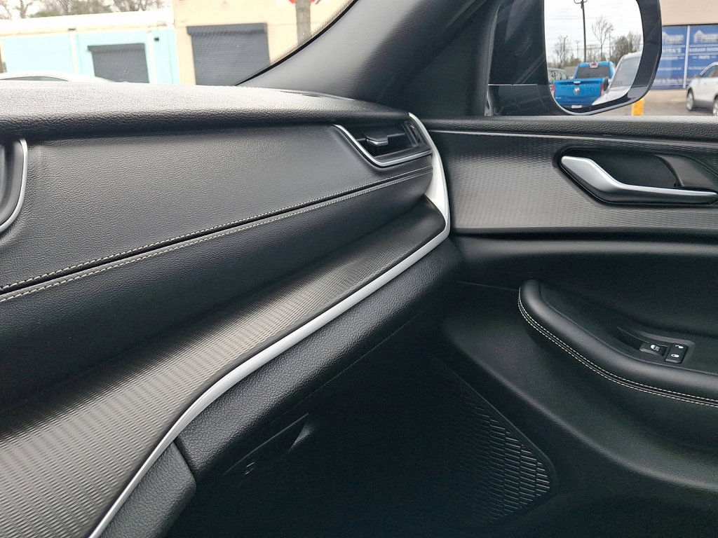 Used 2023 Jeep Grand Cherokee Altitude image 31