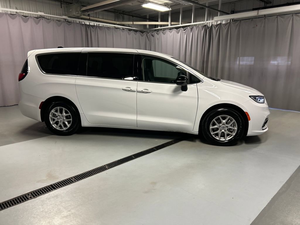 Used 2024 Chrysler Pacifica Touring-L FWD image 8