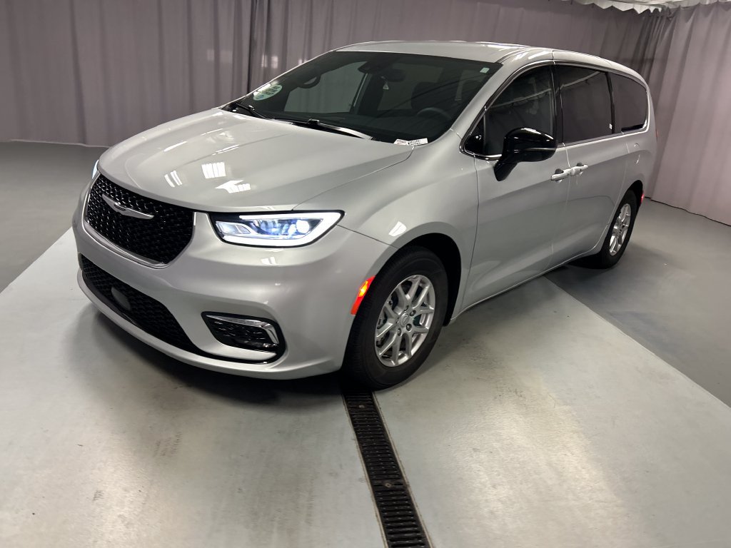 Used 2026 Chrysler Pacifica Select FWD image 3