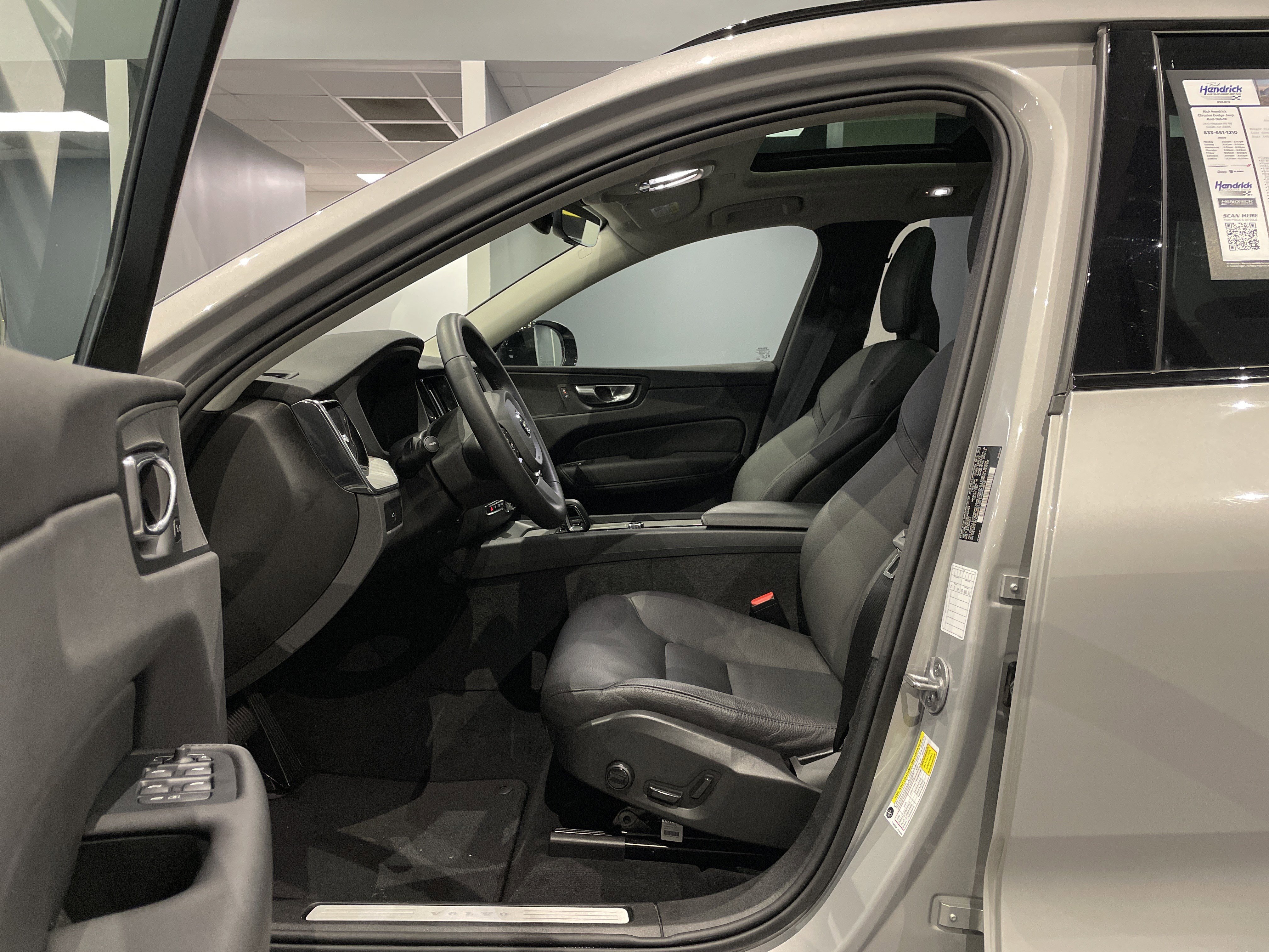 Used 2025 Volvo XC60 B5 Plus image 17