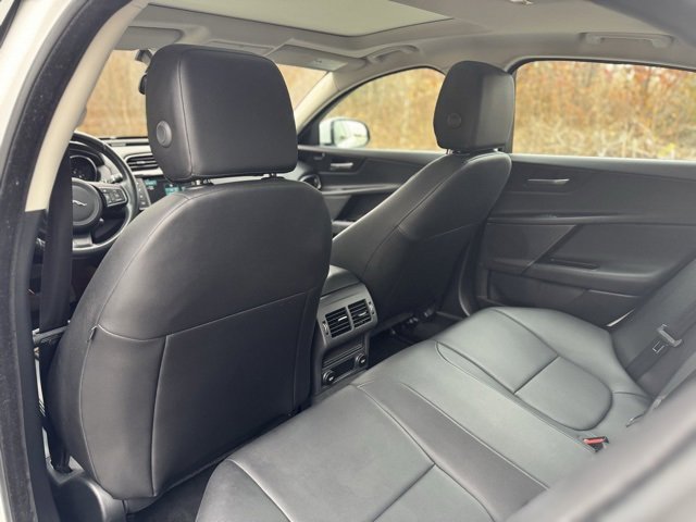 Used 2018 Jaguar XE Premium image 13