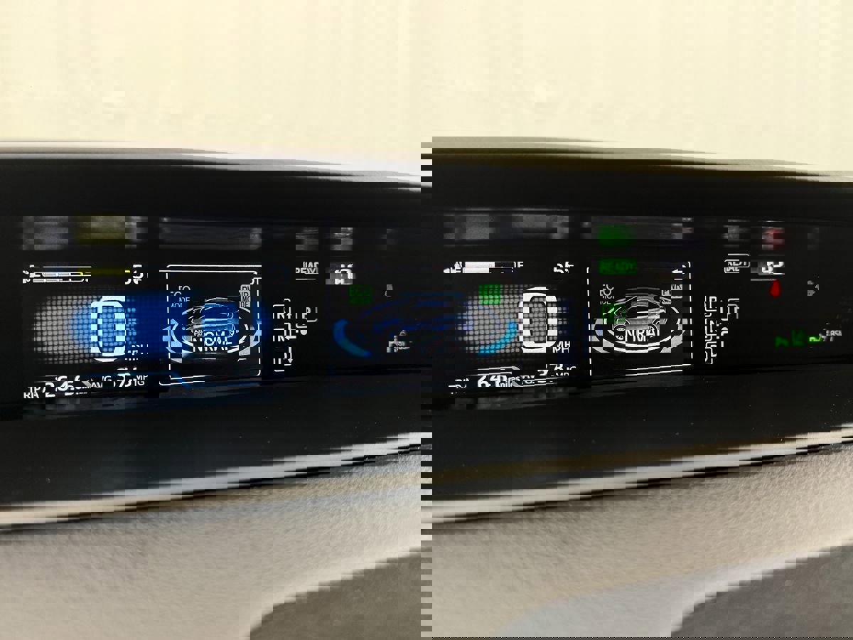 Used 2018 Toyota Prius Three Touring w/ Appearance Package FWD image 16