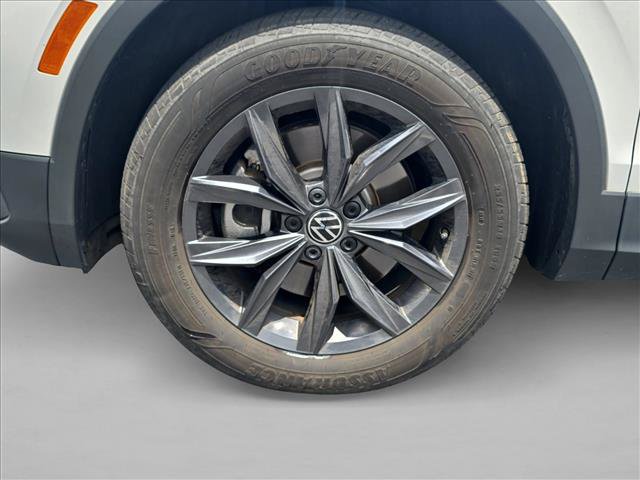 Certified 2023 Volkswagen Tiguan SE w/ Panoramic Sunroof Package FWD image 29