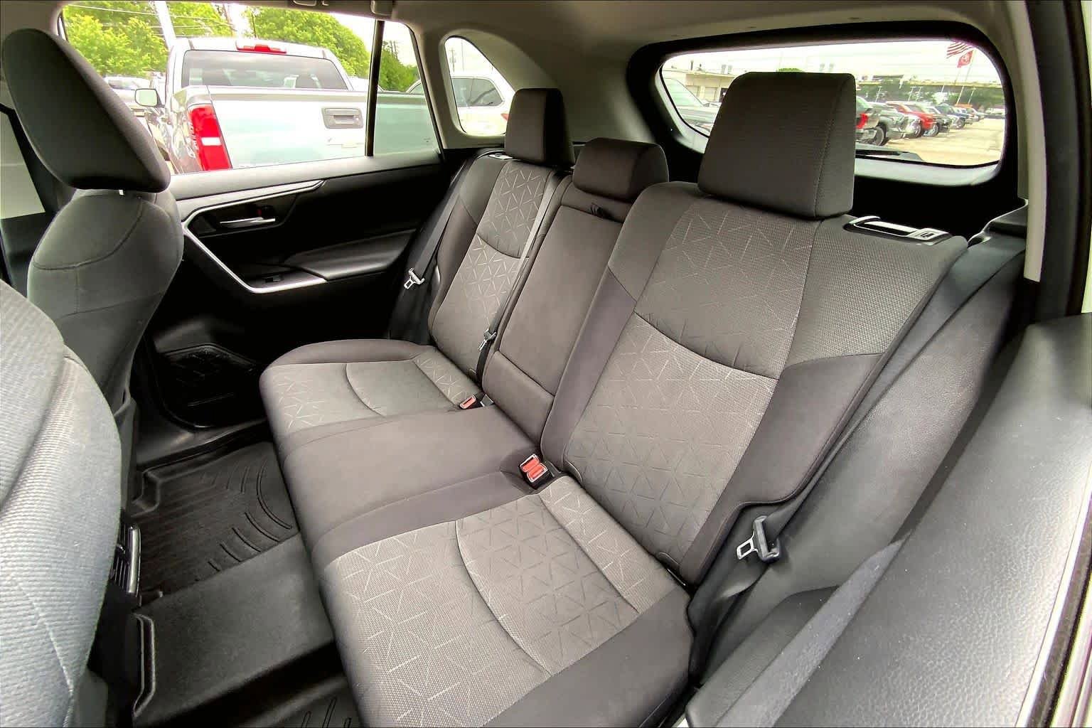 Used 2021 Toyota RAV4 XLE w/ Convenience Package FWD image 21