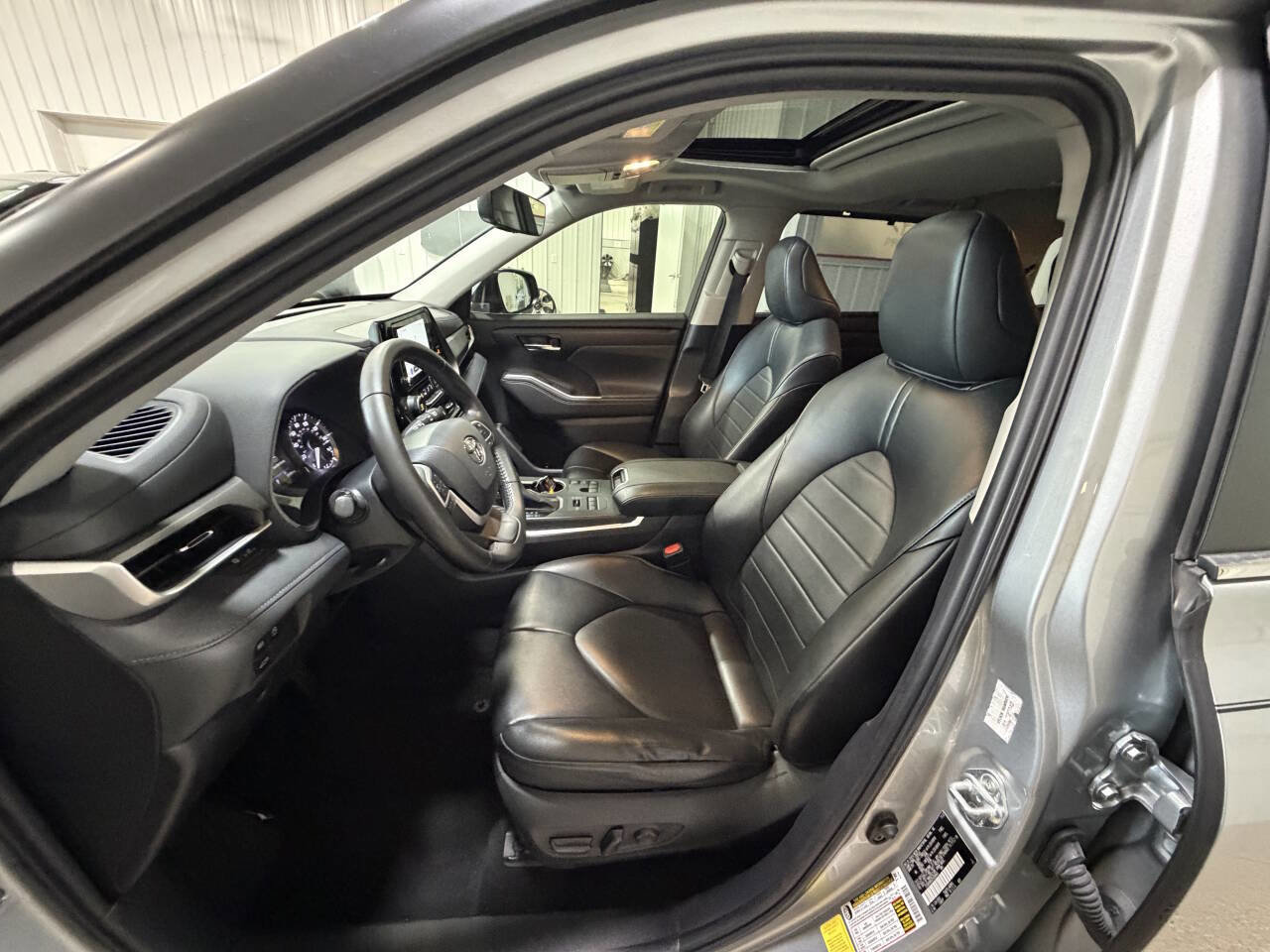 Used 2023 Toyota Highlander XLE image 30