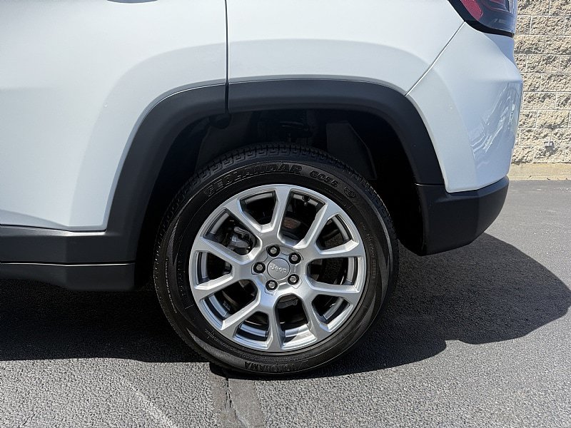 Used 2023 Jeep Compass Latitude w/ Sun and Sound Group AWD/4WD image 7