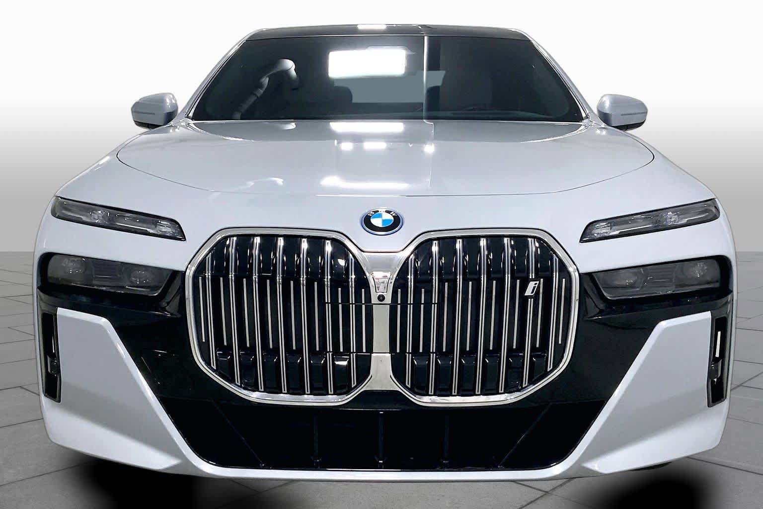 Certified 2023 BMW i7 xDrive60 w/ Executive Package 2 AWD/4WD image 3