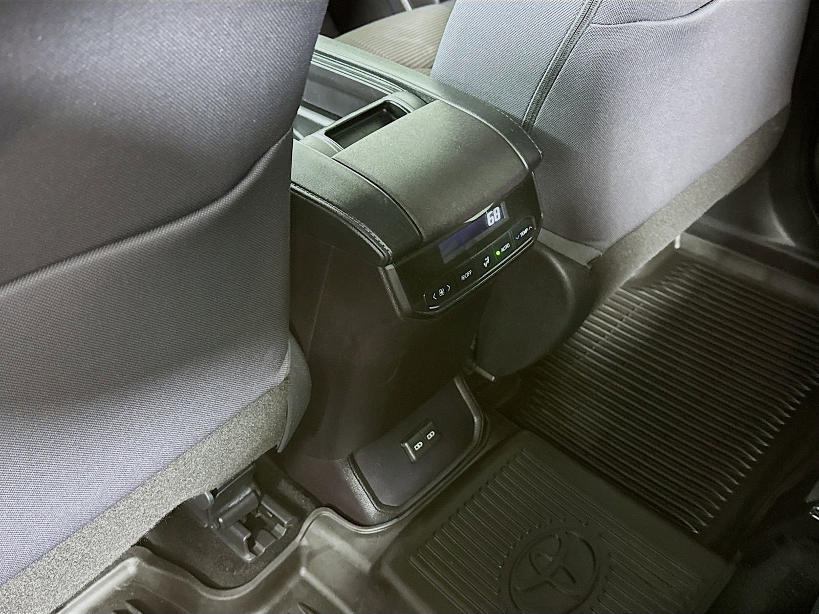 Used 2022 Toyota Highlander LE AWD/4WD image 22