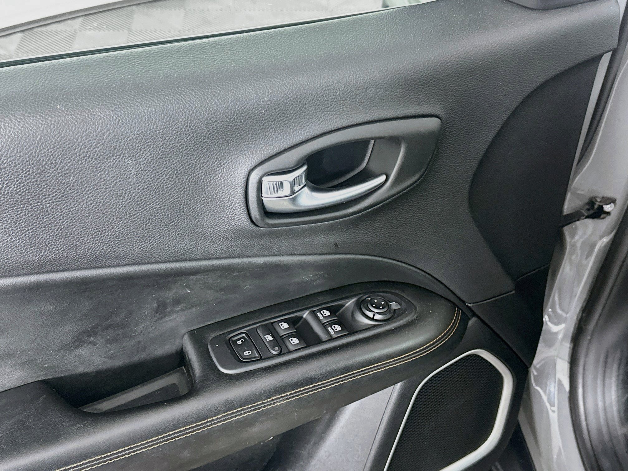 Used 2019 Jeep Compass Limited FWD image 15