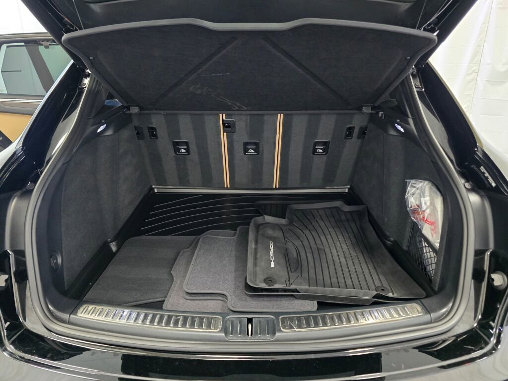Certified 2025 Porsche Macan image 12
