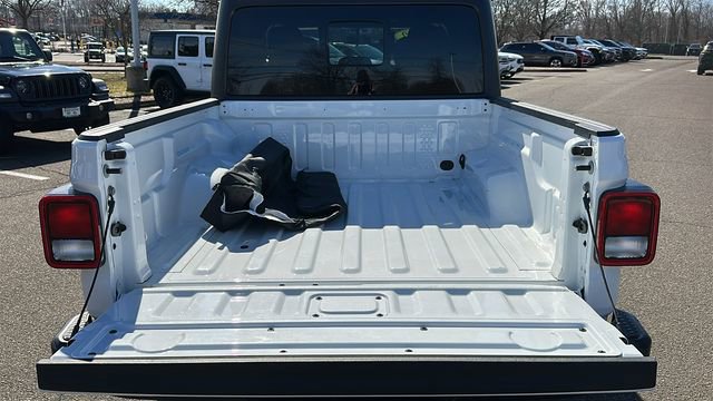 Used 2023 Jeep Gladiator Willys image 24
