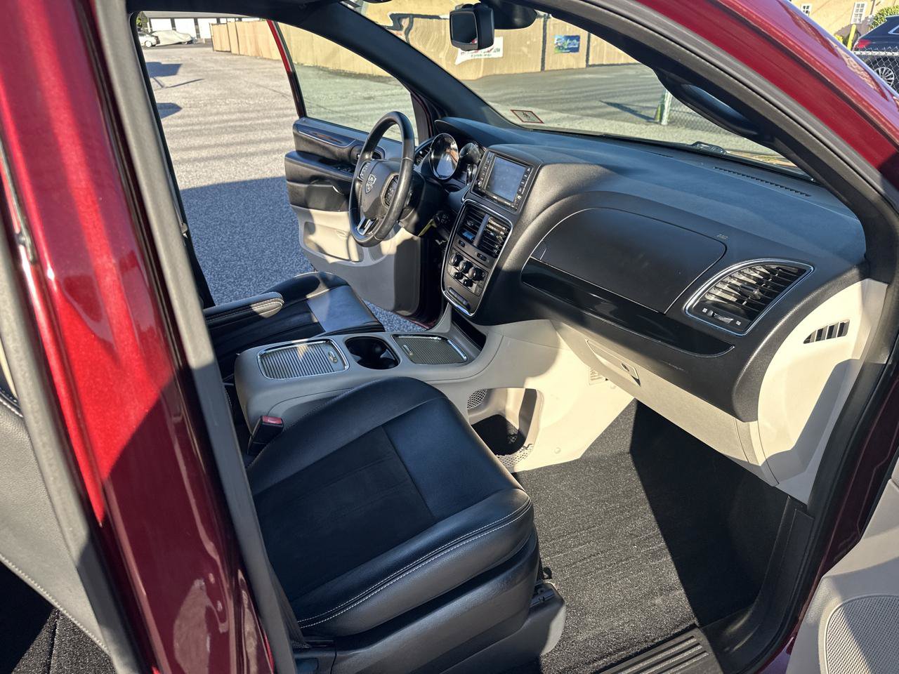 Used 2019 Dodge Grand Caravan SXT FWD image 22