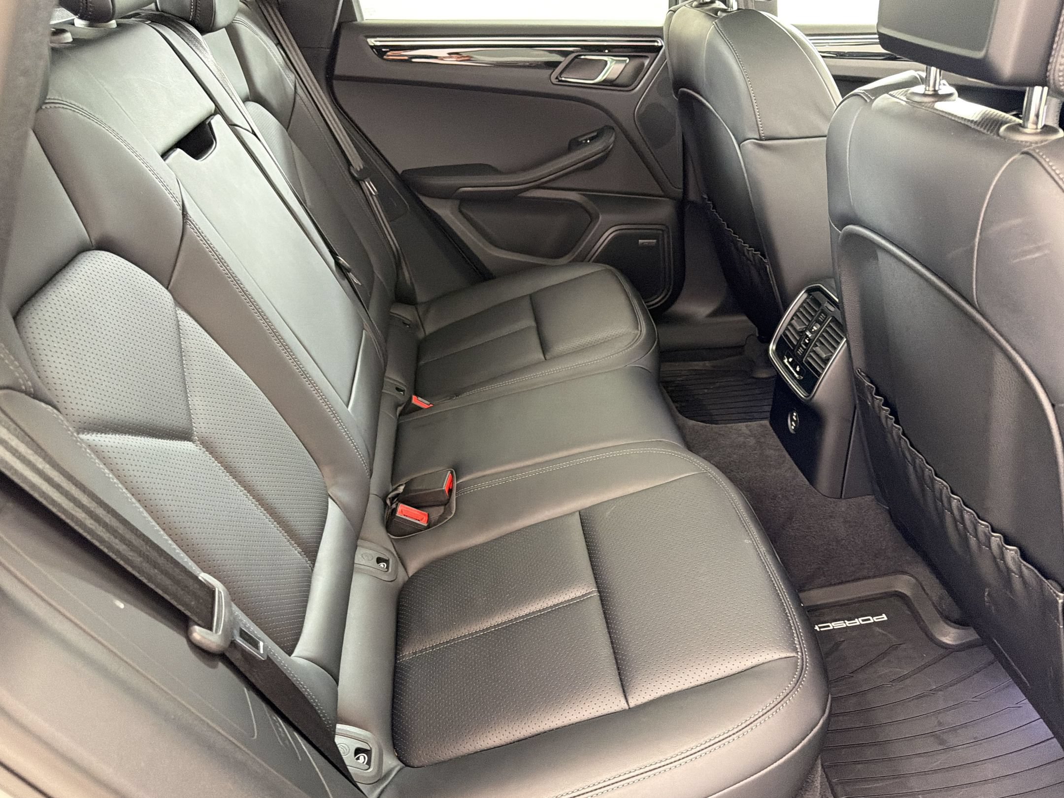 Certified 2025 Porsche Macan AWD/4WD image 30