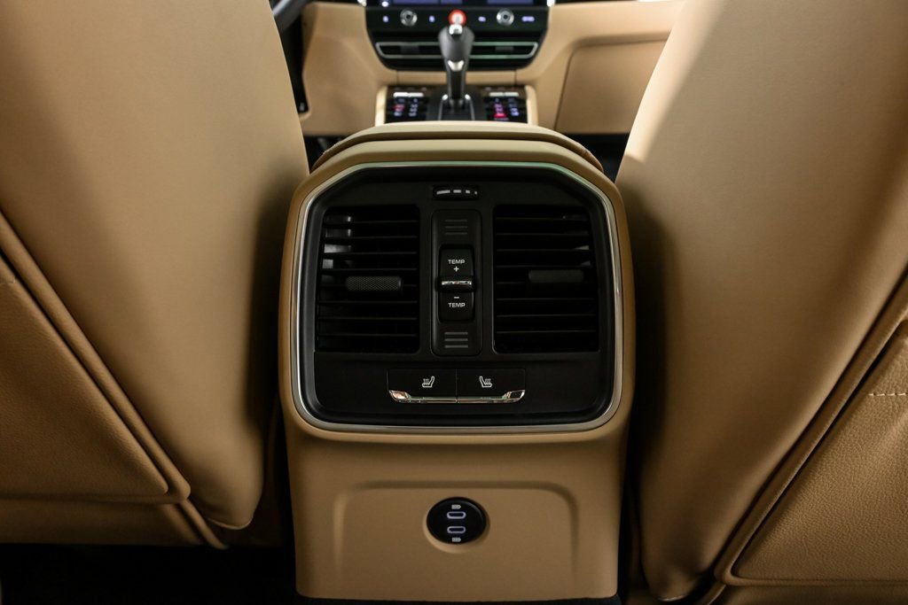 Certified 2025 Porsche Macan image 20