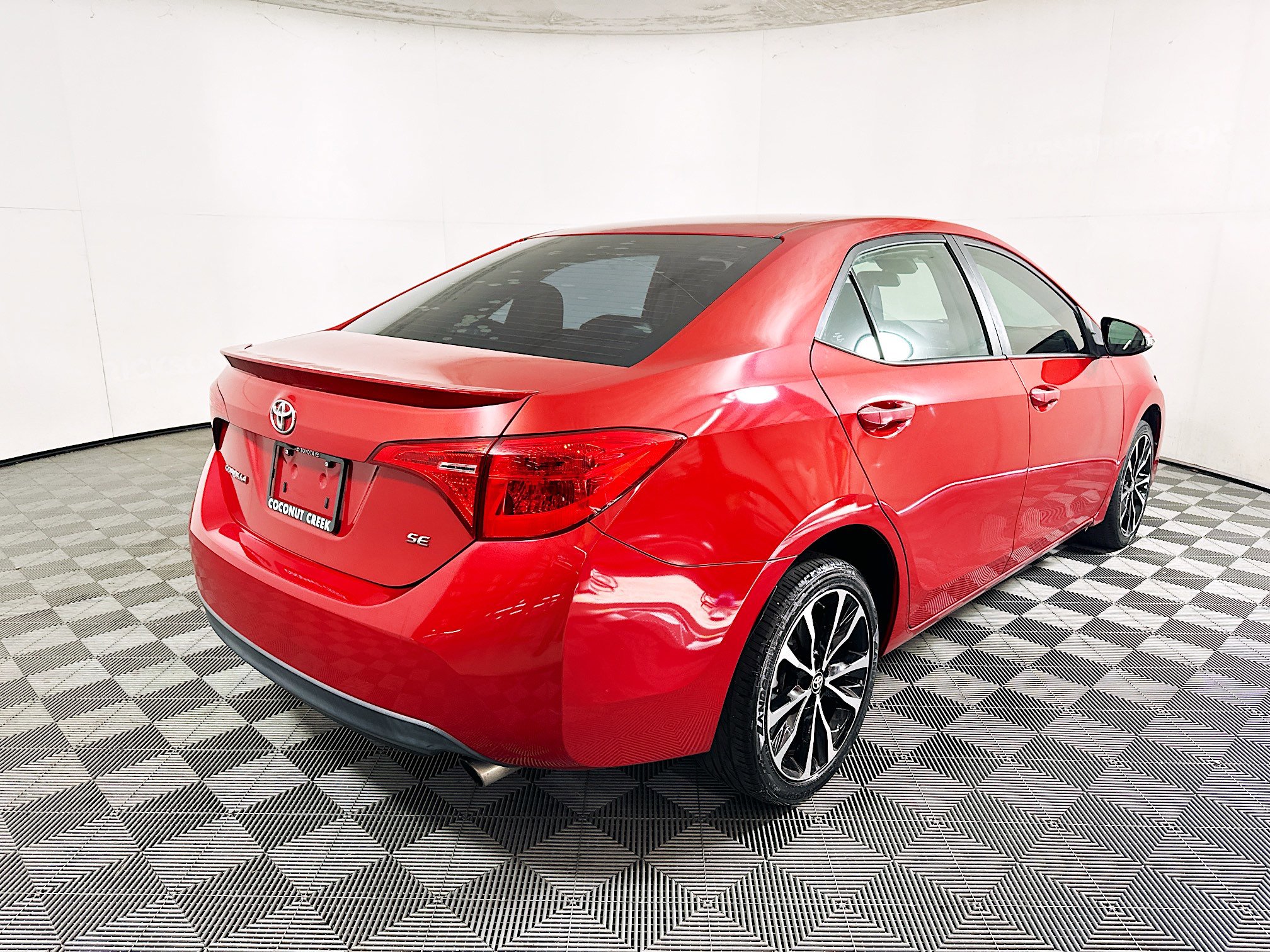 Used 2018 Toyota Corolla SE image 3