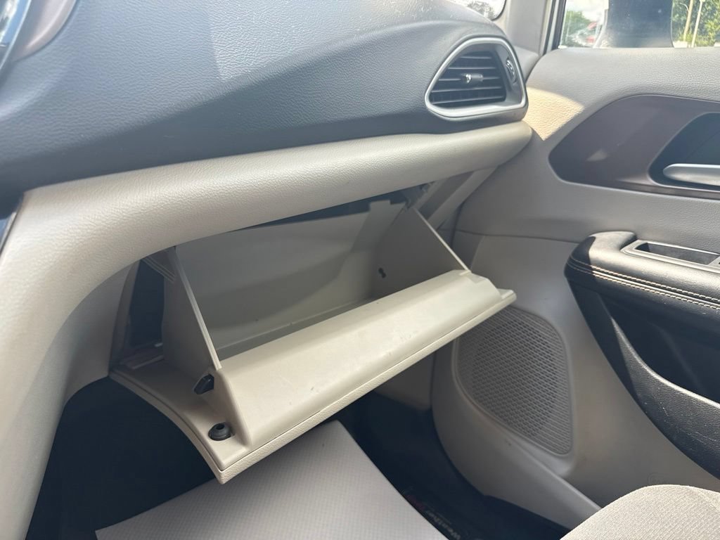 Used 2018 Chrysler Pacifica L FWD image 21