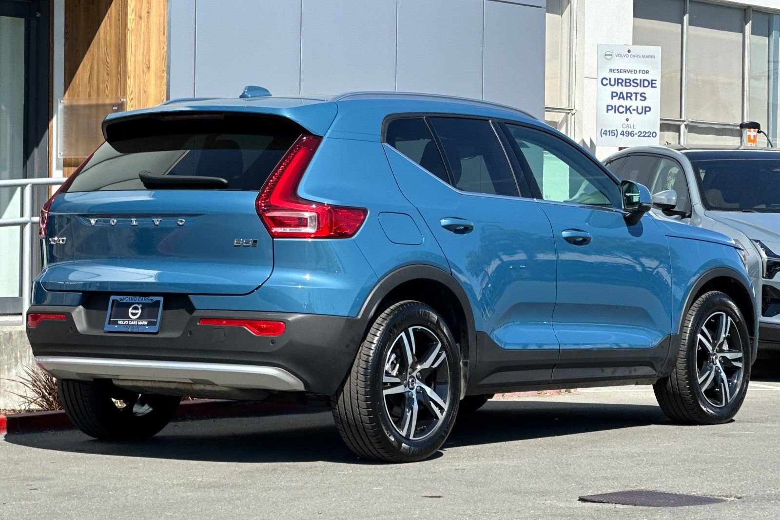 Used 2025 Volvo XC40 B5 Core AWD/4WD image 2
