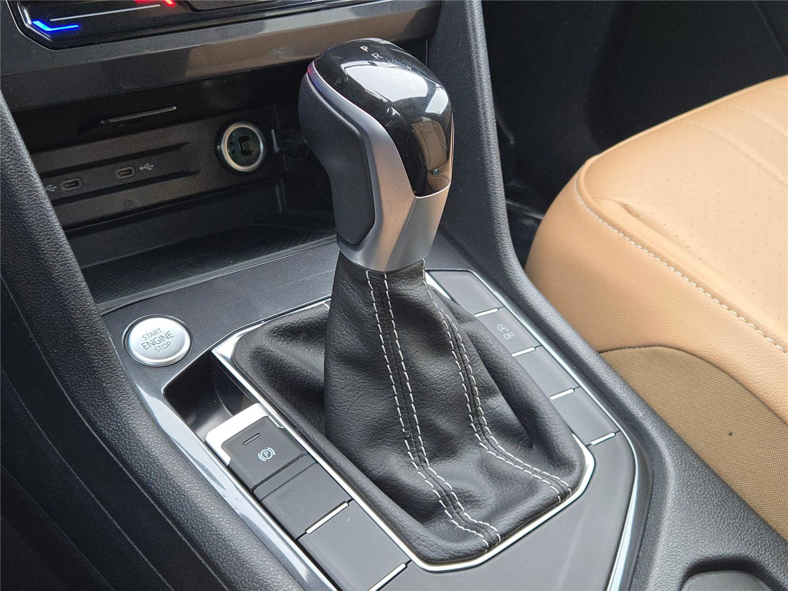 Used 2024 Volkswagen Tiguan SE image 32