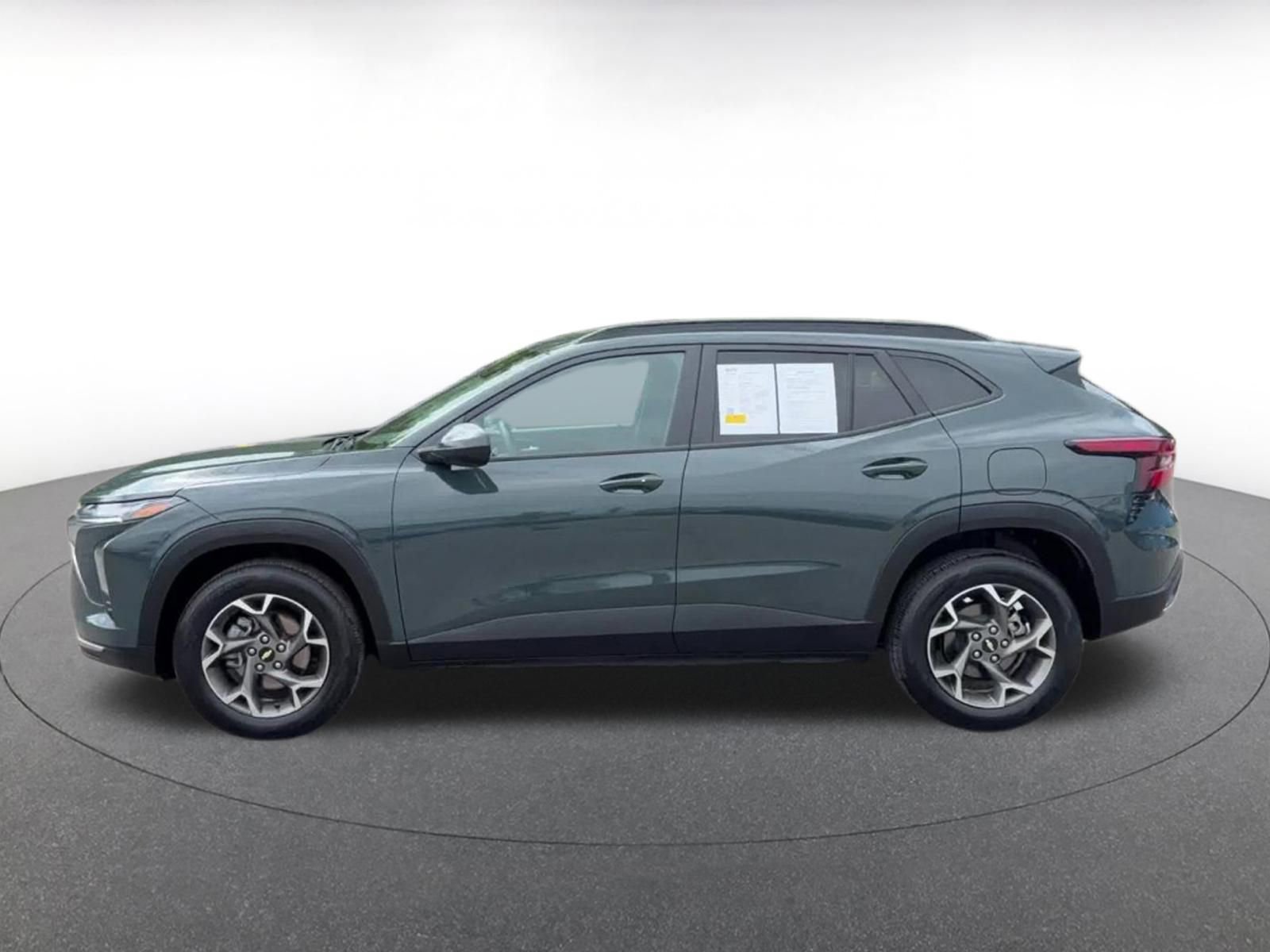 Used 2025 Chevrolet Trax LT w/ LT Convenience Package FWD image 9