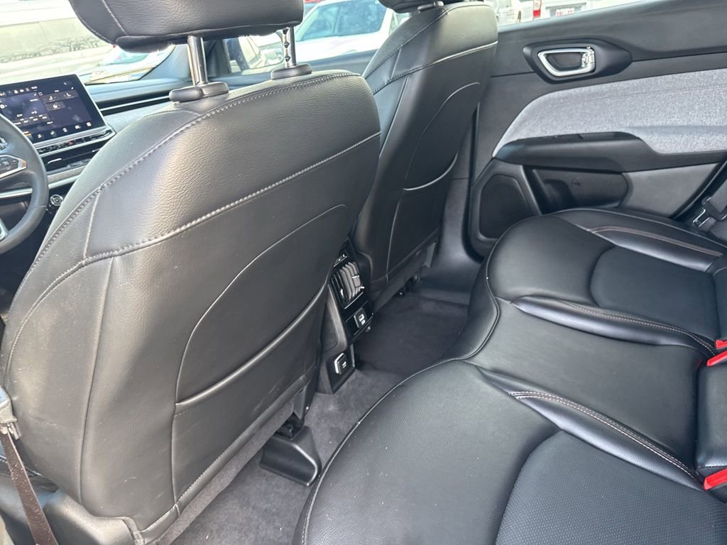 Used 2023 Jeep Compass Latitude AWD/4WD image 37