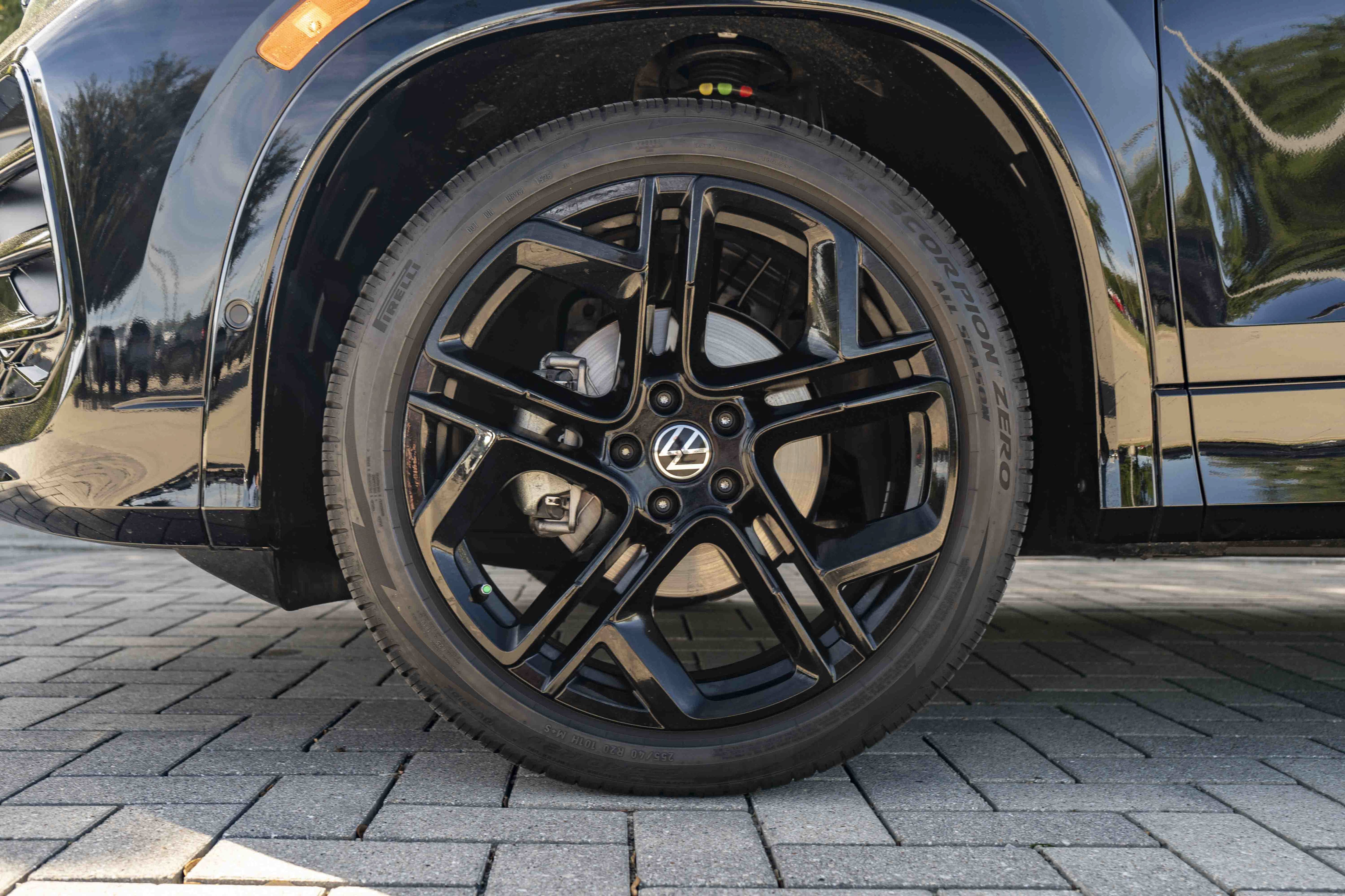 Certified 2026 Volkswagen Tiguan SE R-Line FWD image 13