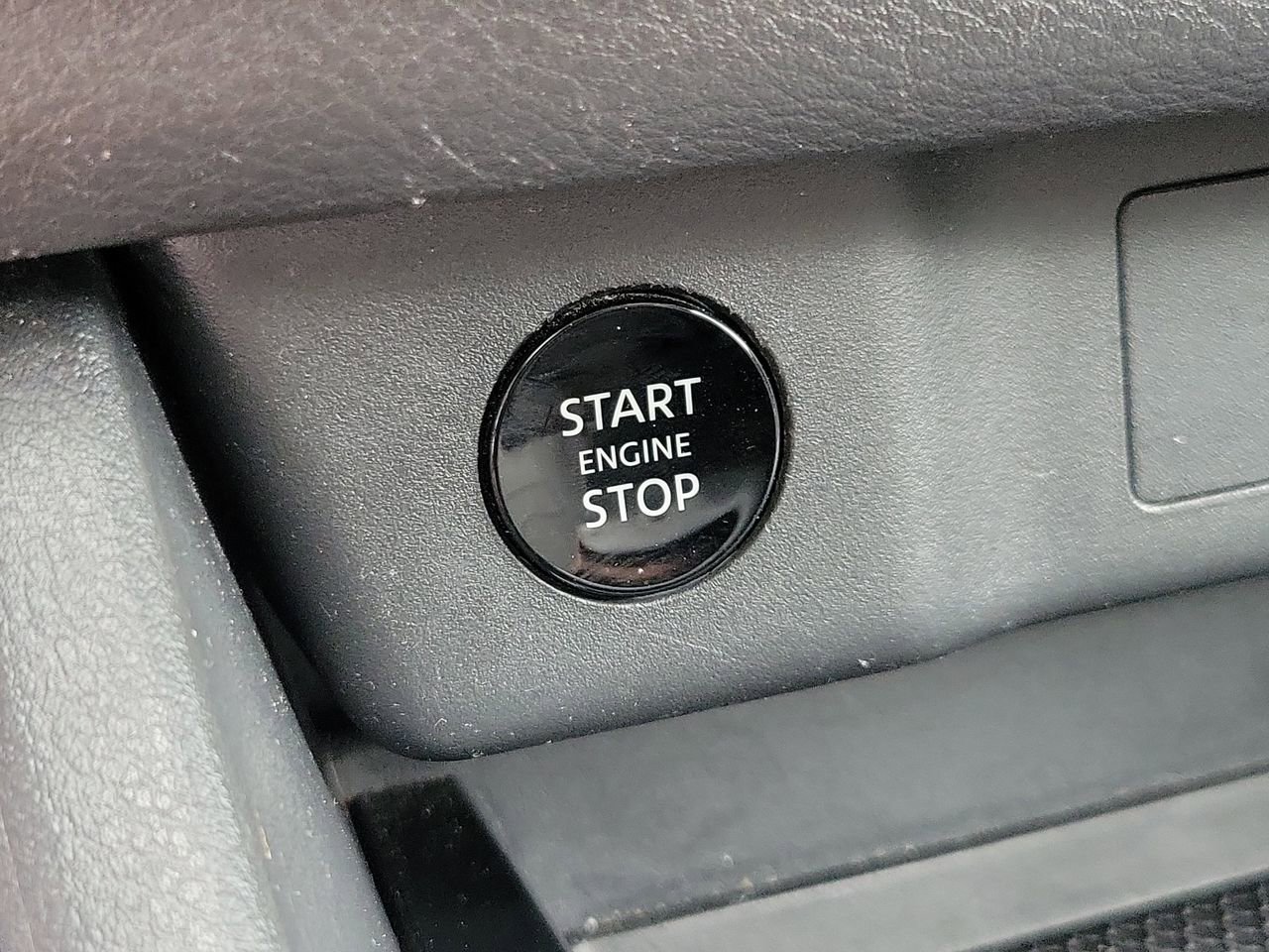 Used 2025 Nissan Rogue SV image 30