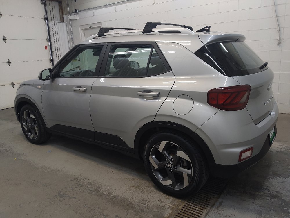Used 2021 Hyundai Venue SEL w/ Premium Package FWD image 3