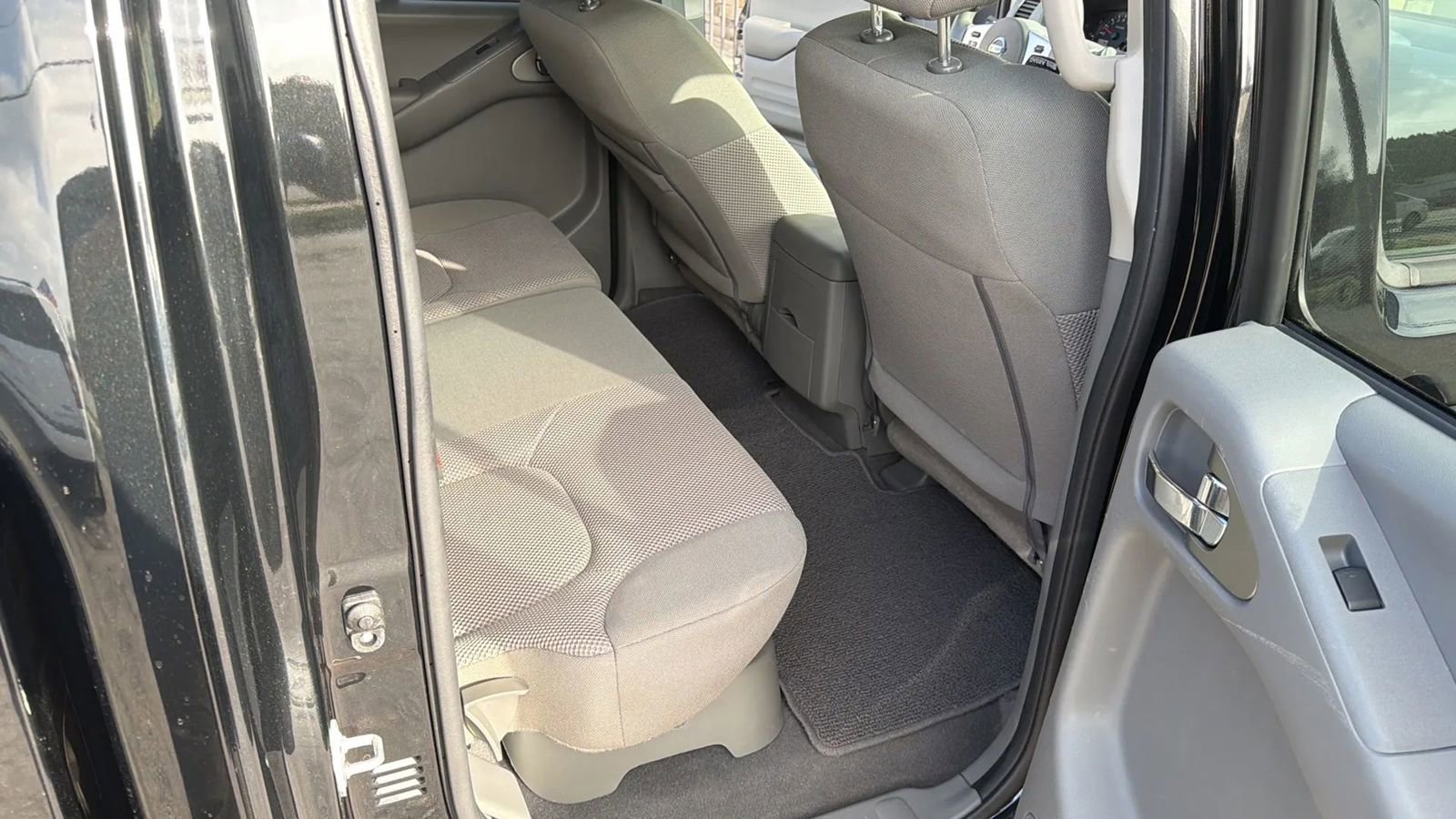 Used 2019 Nissan Frontier SV image 29