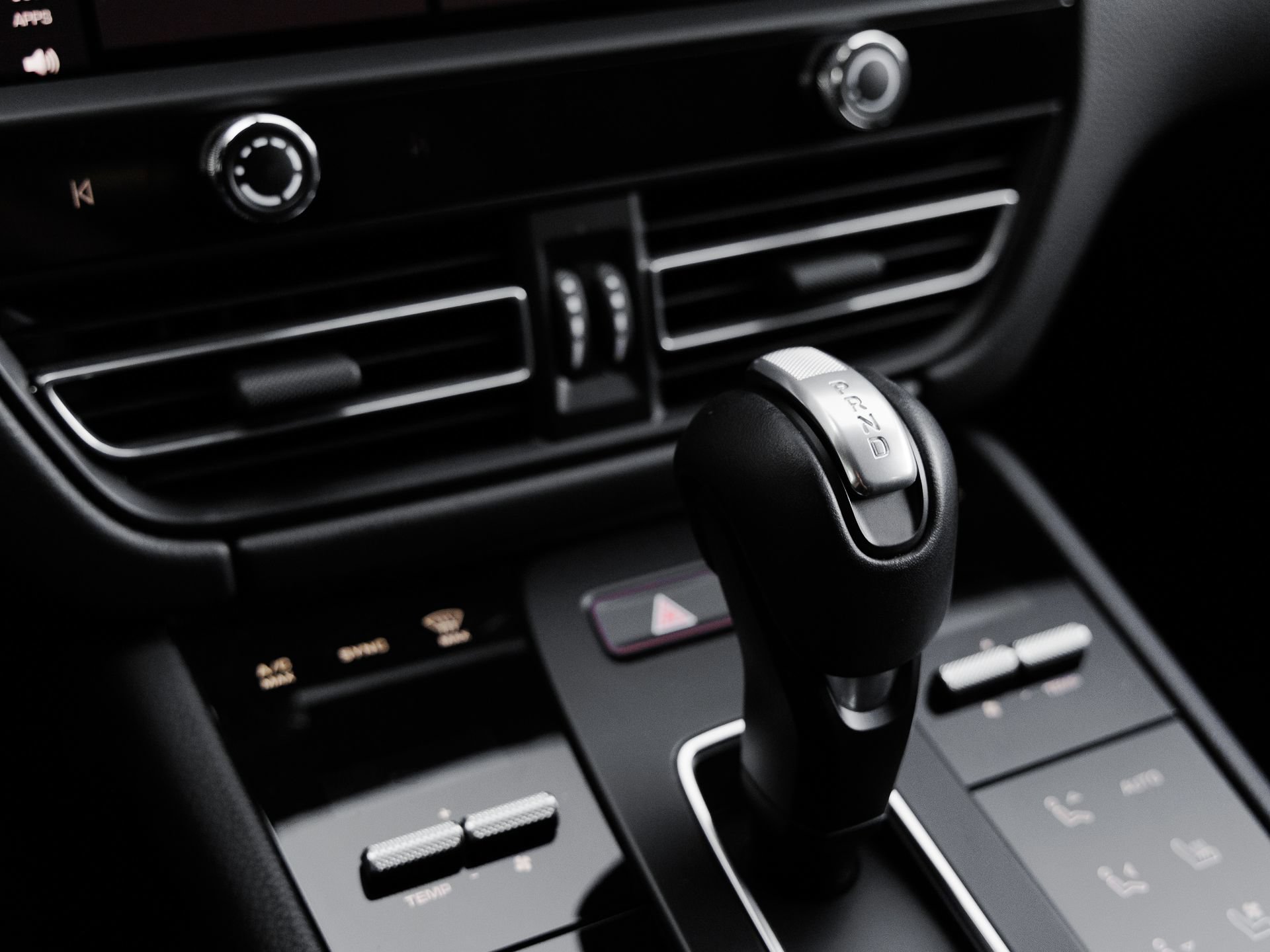 Certified 2025 Porsche Macan AWD/4WD image 22