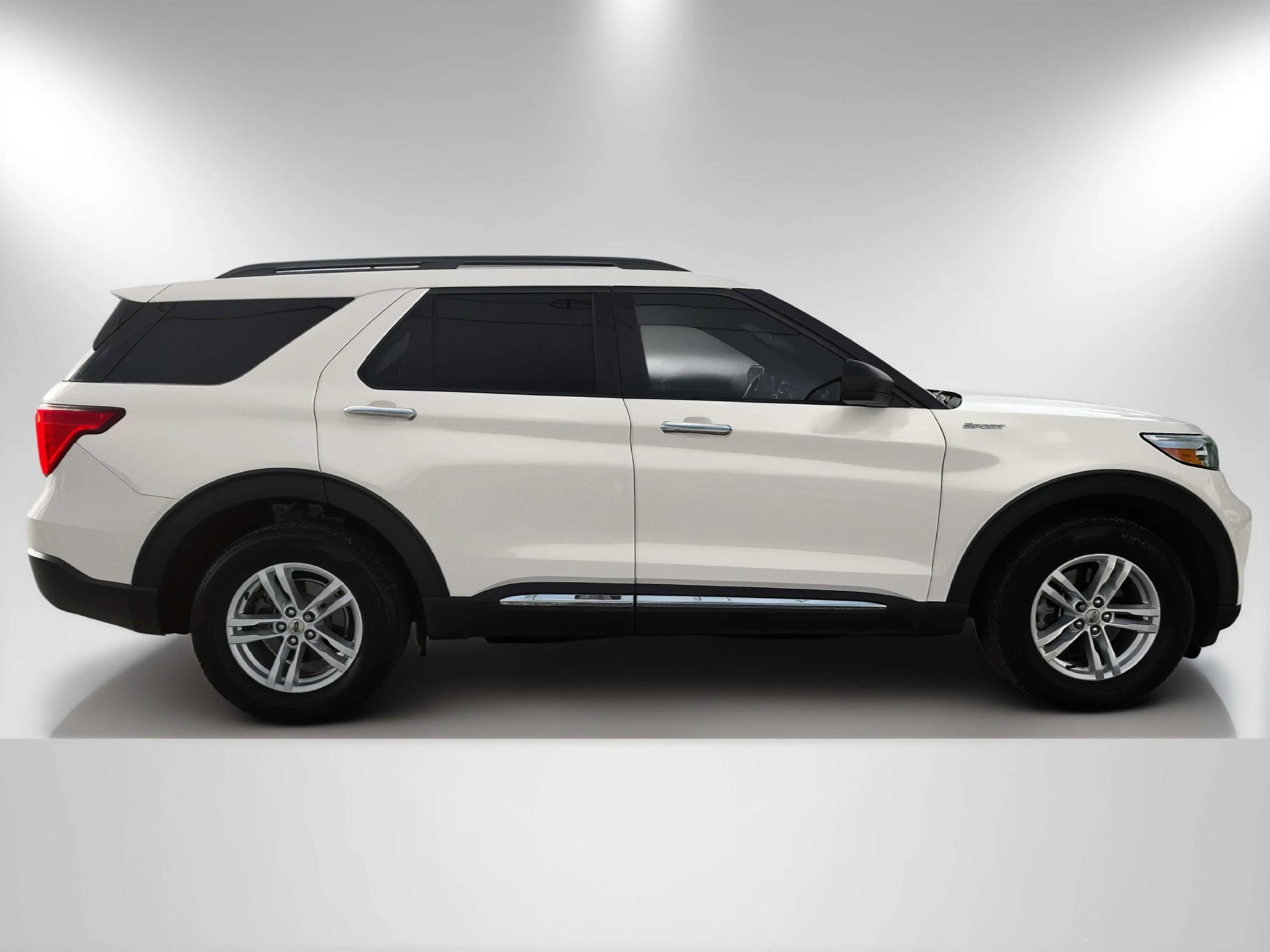 Used 2022 Ford Explorer XLT w/ Equipment Group 202A image 5