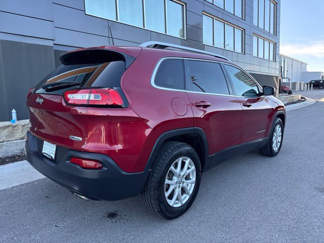 Used 2017 Jeep Cherokee Latitude AWD/4WD image 3