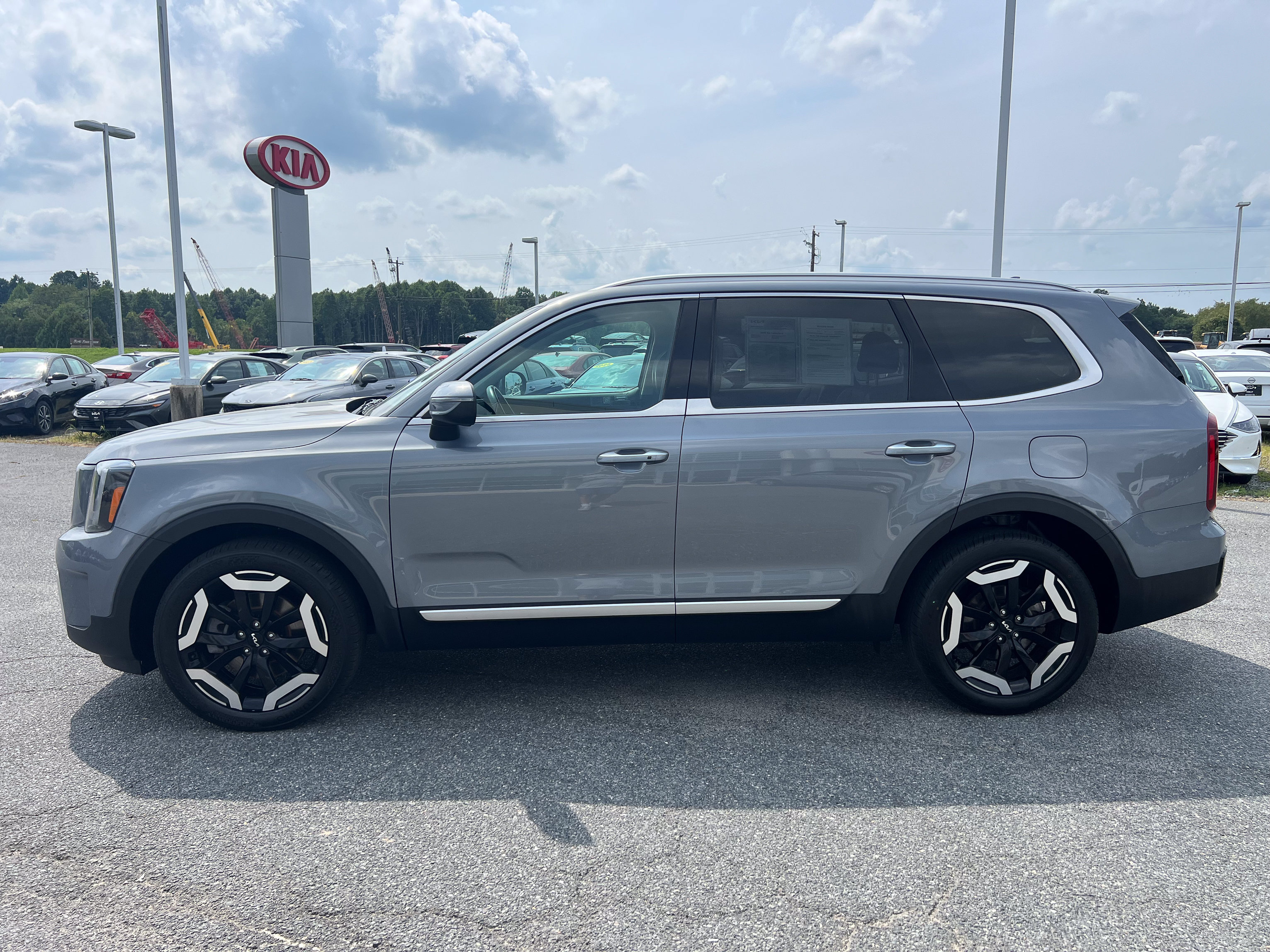 Used 2025 Kia Telluride S FWD image 2