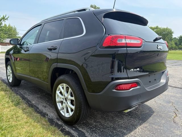 Used 2017 Jeep Cherokee Latitude w/ Cold Weather Group AWD/4WD image 2