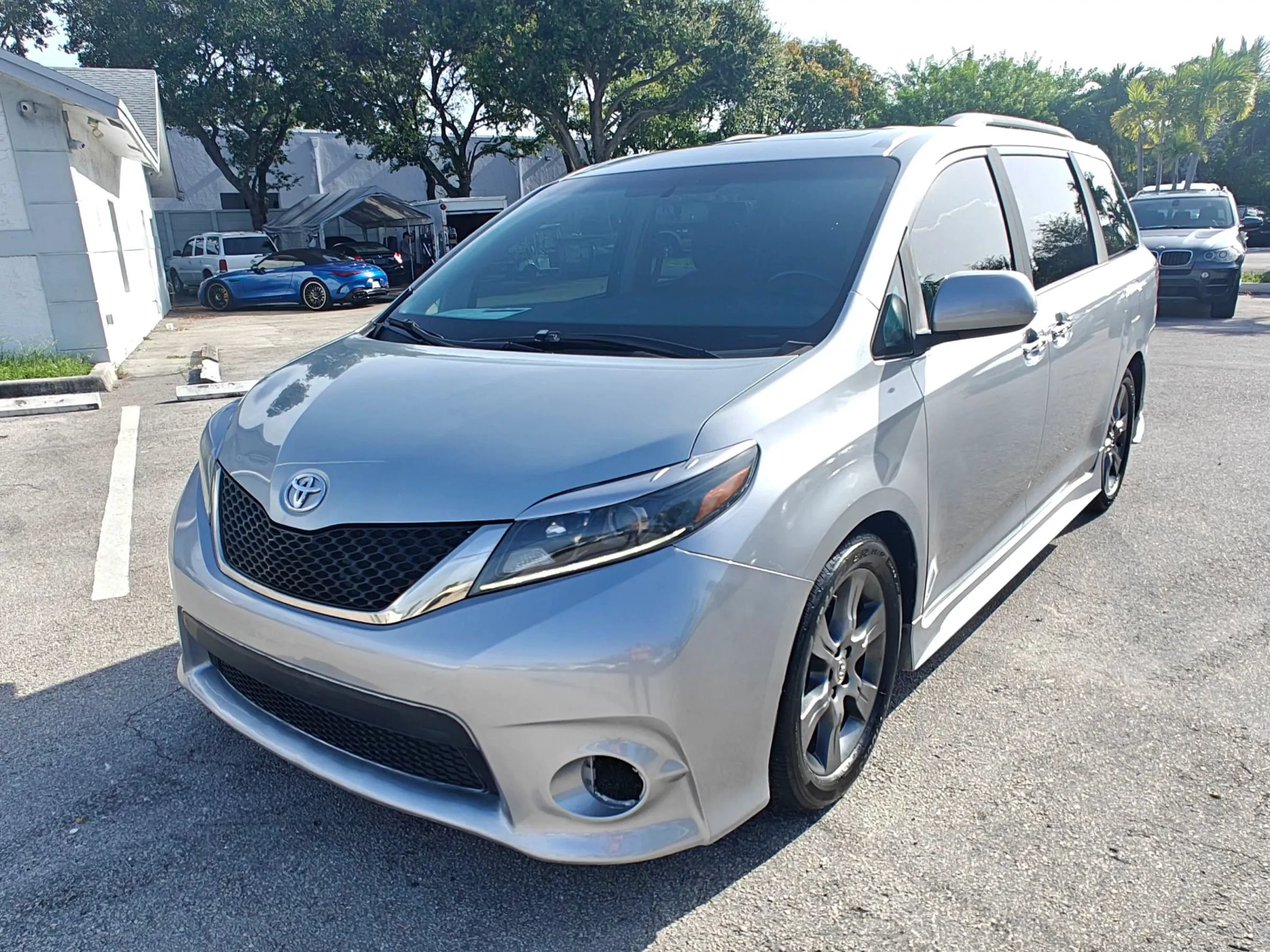Used 2015 Toyota Sienna SE w/ SE Preferred Package FWD image 2