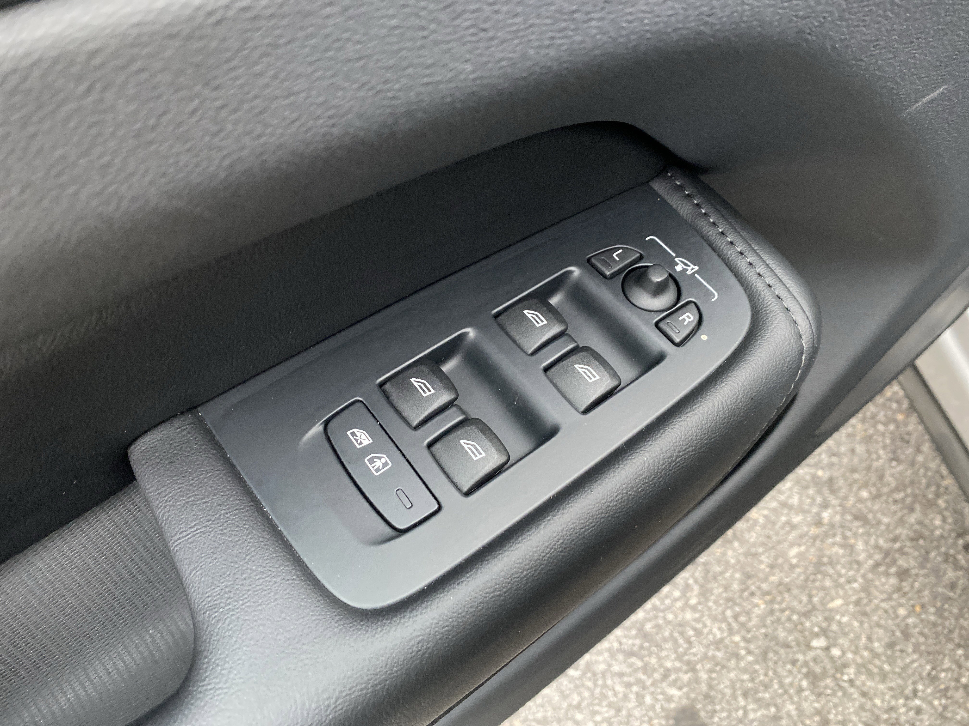 Used 2025 Volvo XC60 B5 Plus image 23