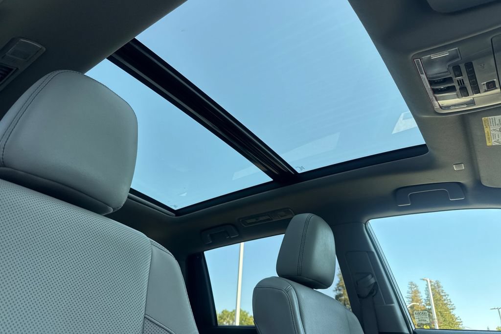 Used 2019 Toyota Highlander Limited Platinum AWD/4WD image 16