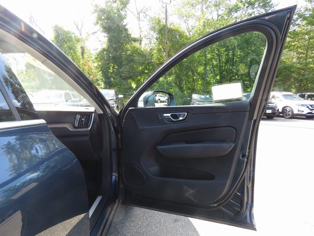 Used 2022 Volvo XC60 B5 Momentum image 13