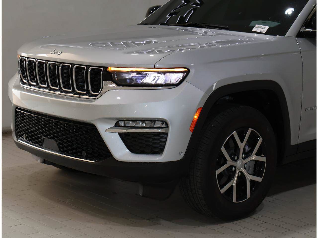 Used 2025 Jeep Grand Cherokee Limited w/ Luxury Tech Group II RWD image 2