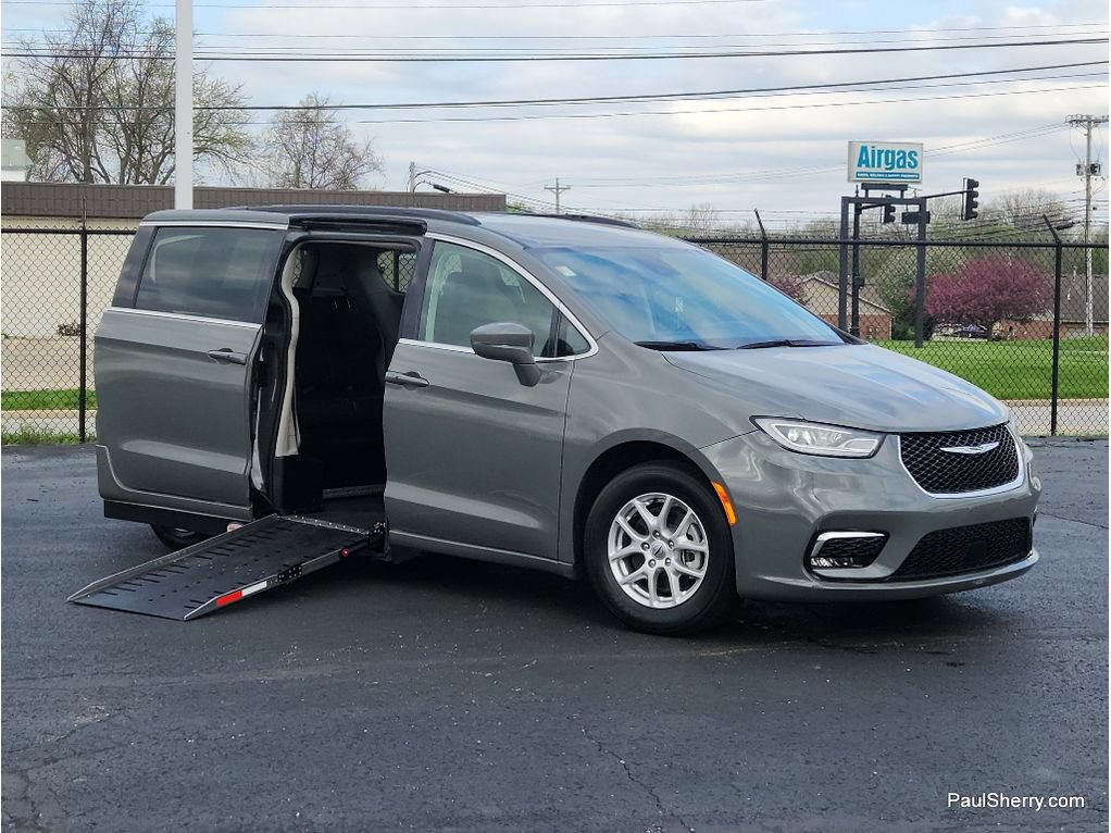 Used 2022 Chrysler Pacifica Touring-L FWD image 8