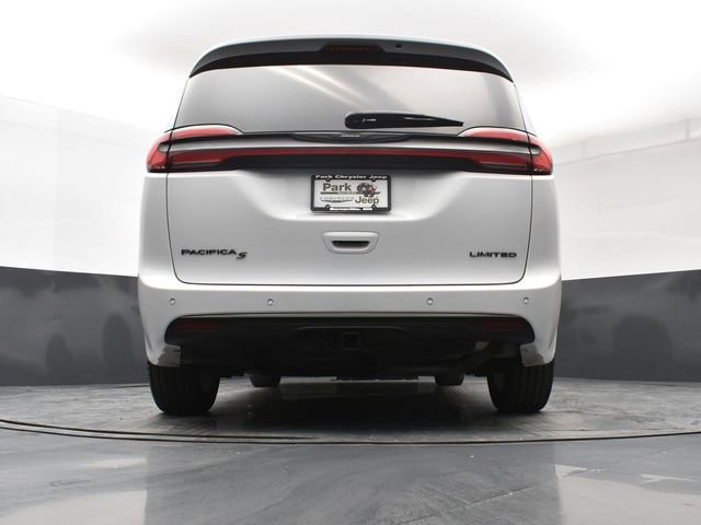 Used 2024 Chrysler Pacifica Limited w/ Uconnect Theater Family Group image 23