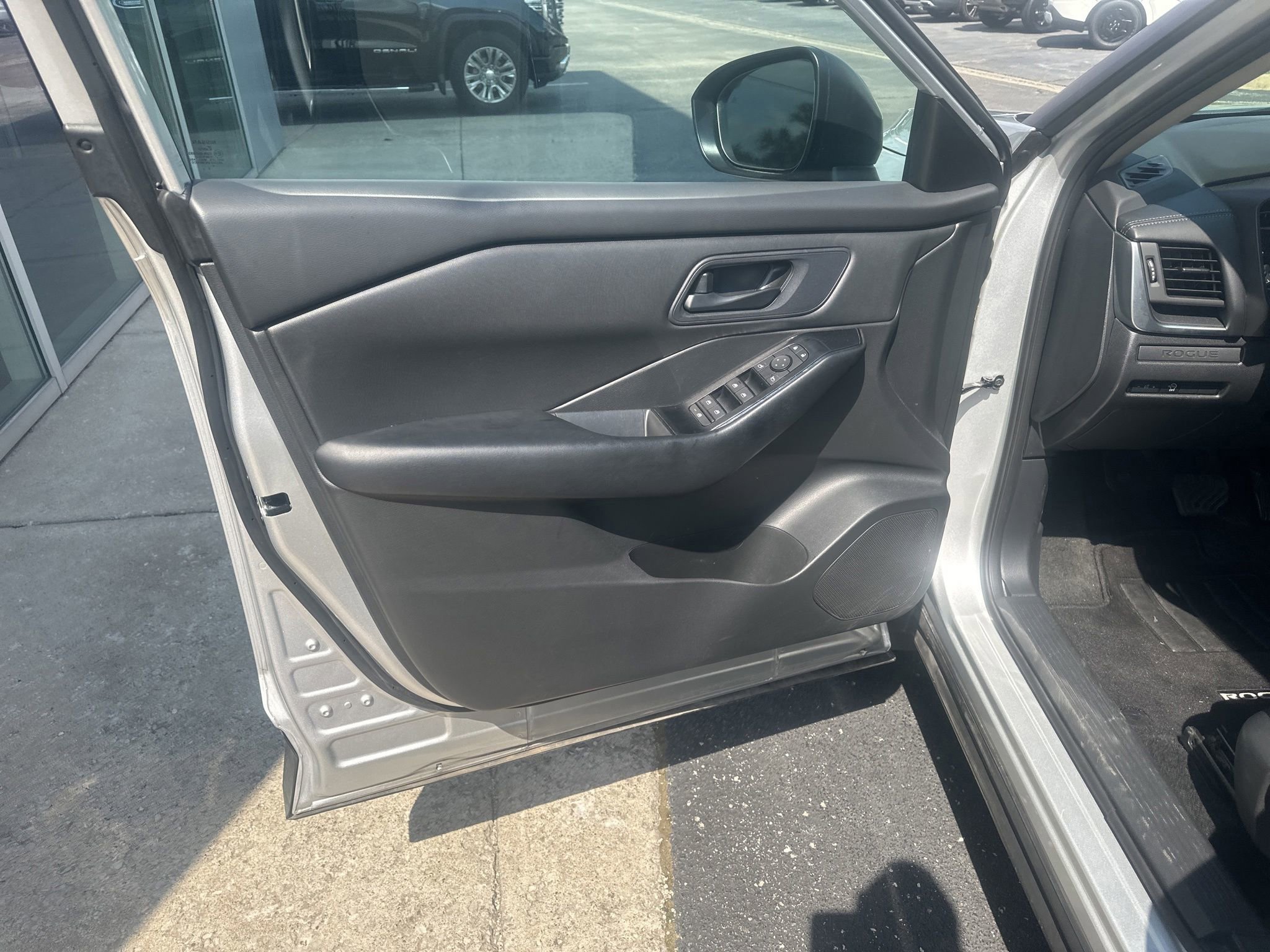 Used 2024 Nissan Rogue S AWD/4WD image 20