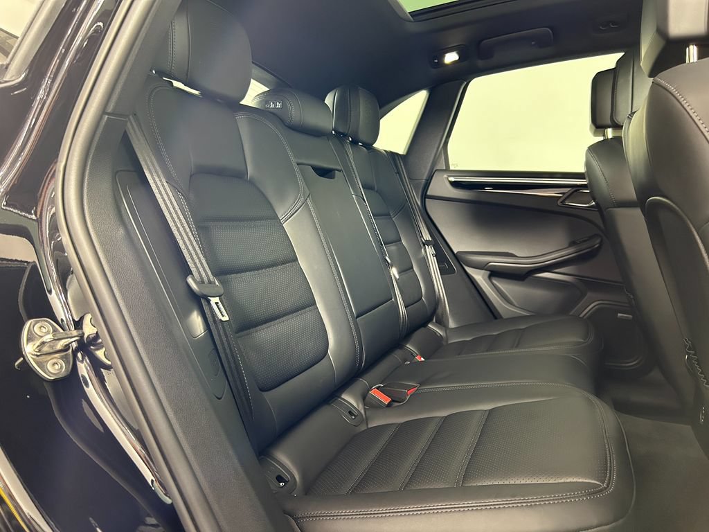 Certified 2025 Porsche Macan AWD/4WD image 25
