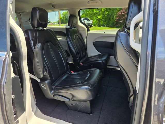 Used 2023 Chrysler Pacifica Touring-L FWD image 18