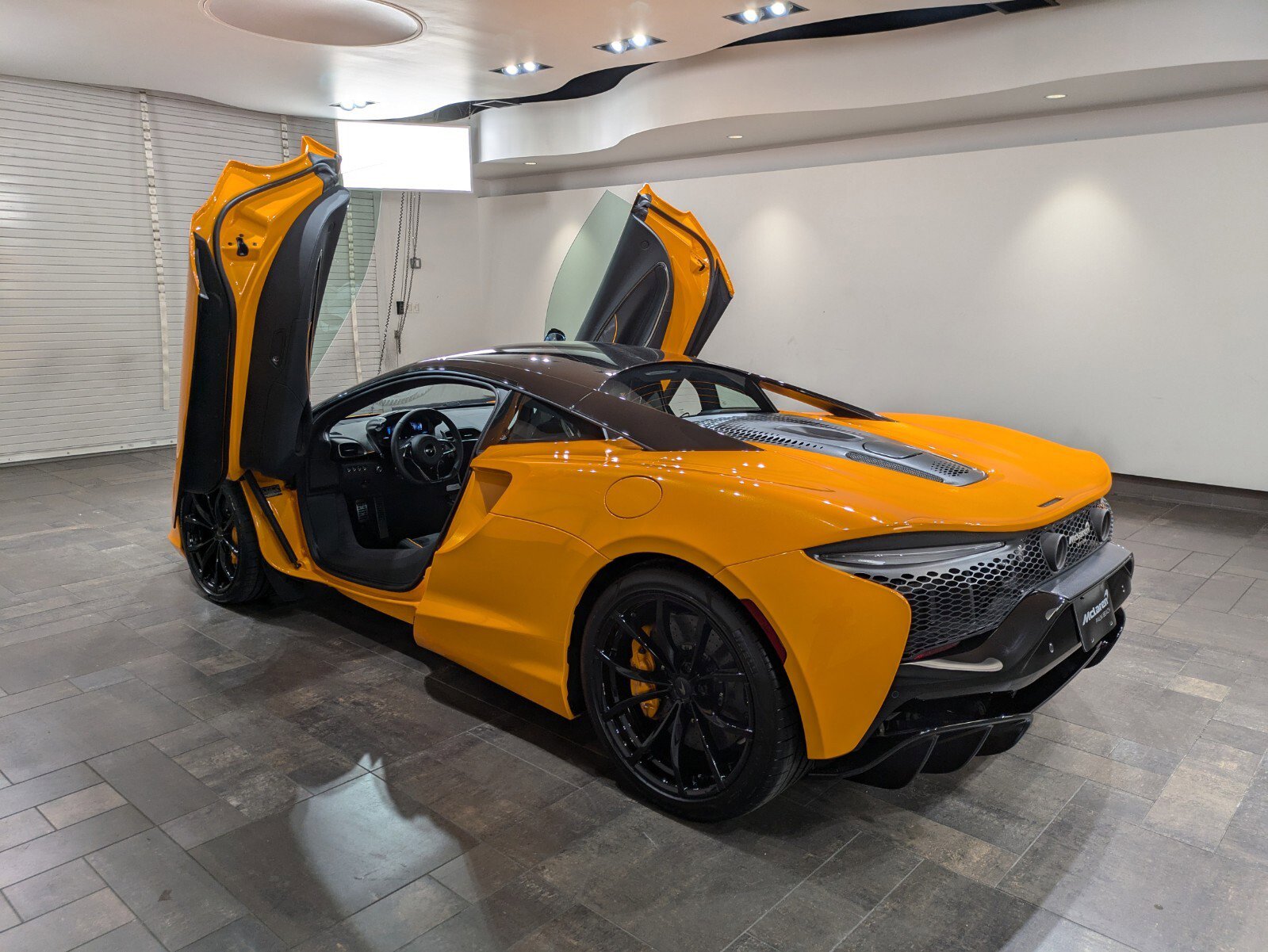 Used 2025 McLaren Artura image 22