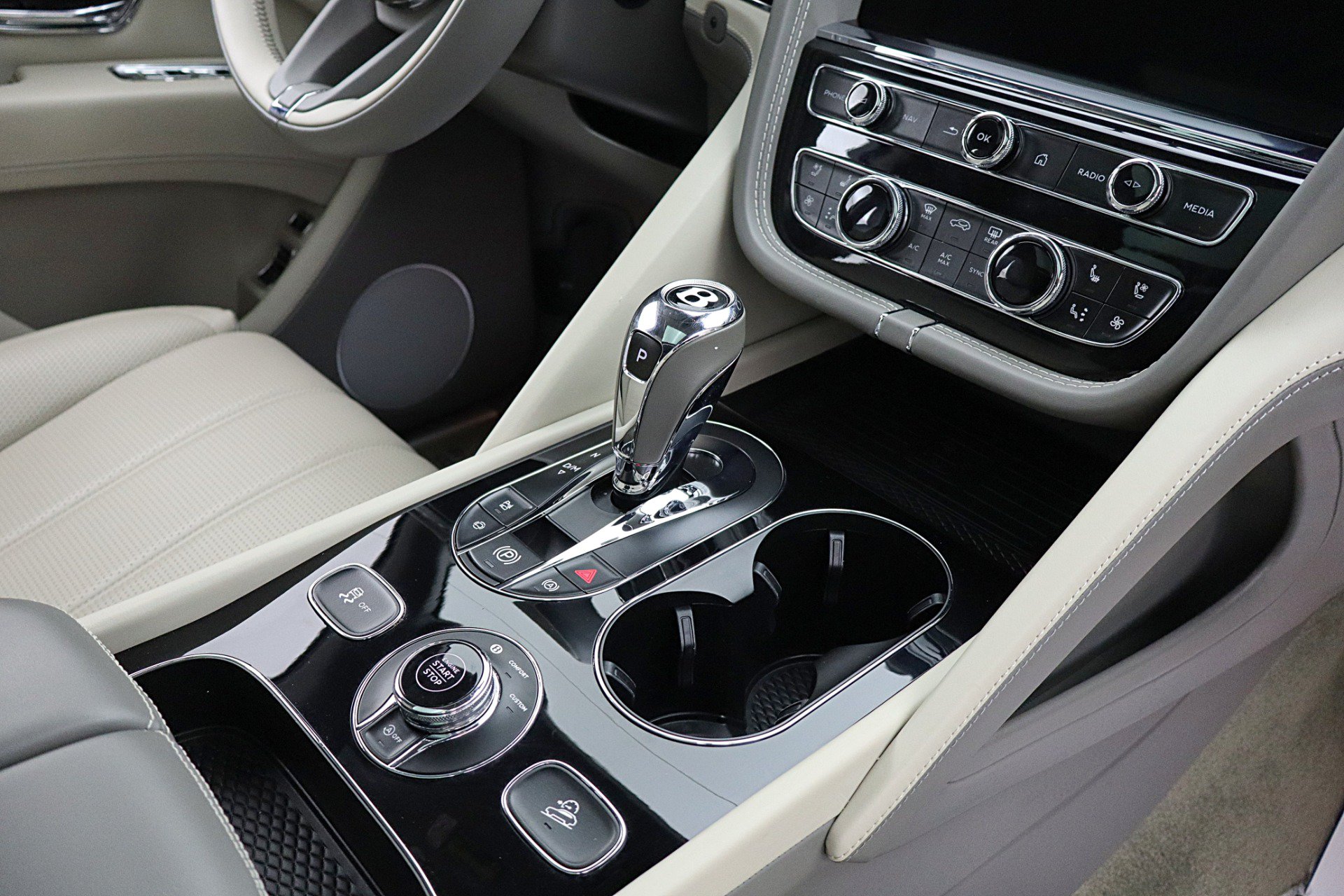 Used 2024 Bentley Bentayga Extended Wheelbase AWD/4WD image 37
