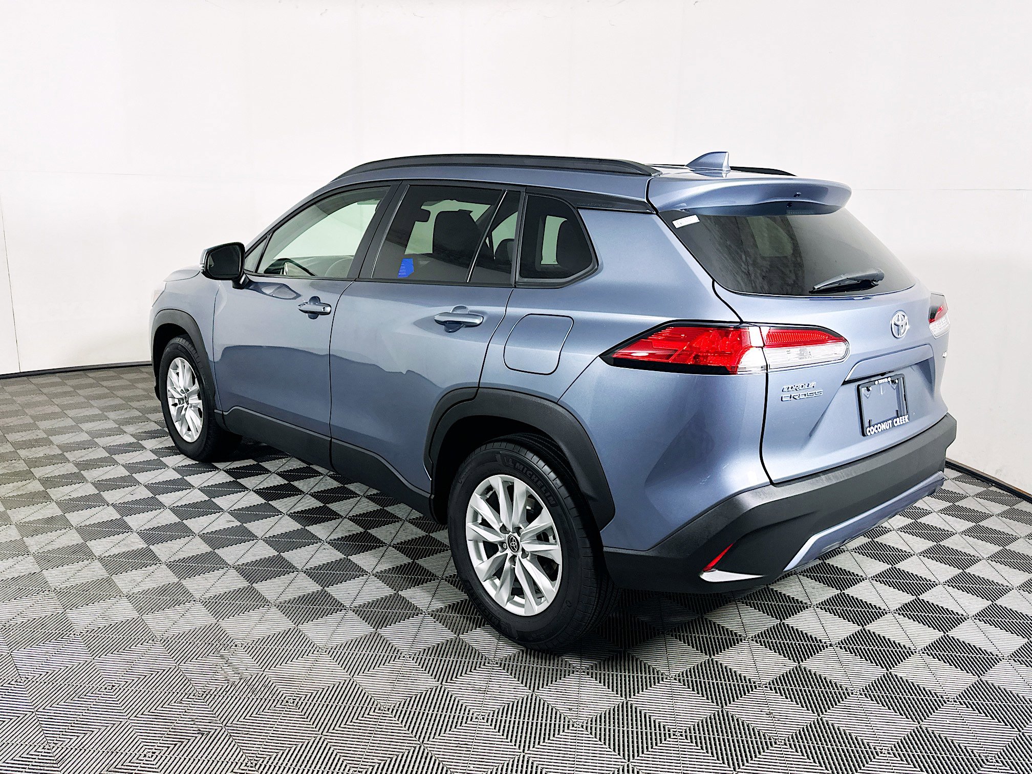 Used 2023 Toyota Corolla Cross LE w/ Moonroof Package image 5