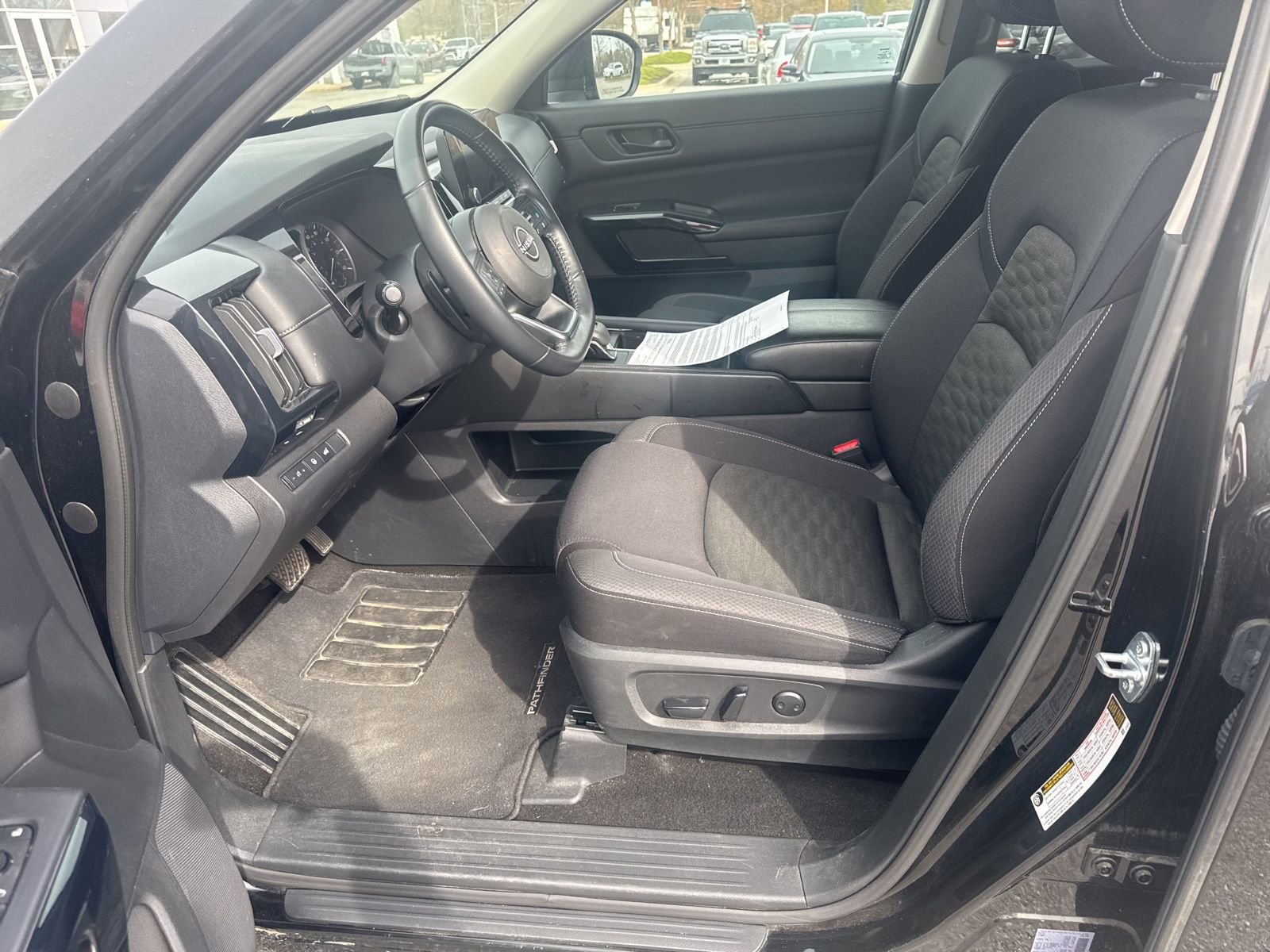 Used 2025 Nissan Pathfinder SV image 16