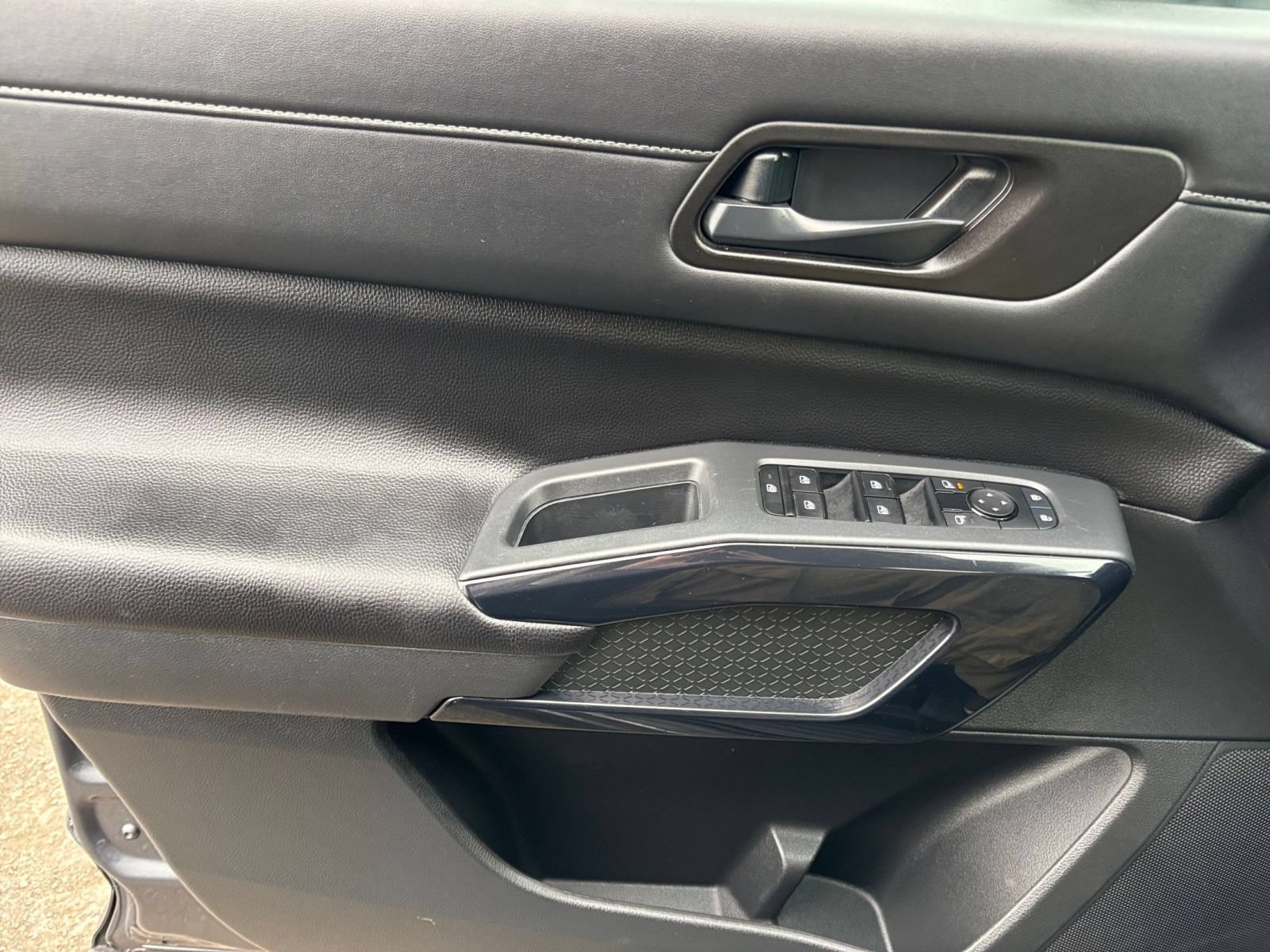 Used 2025 Nissan Pathfinder SV FWD image 18