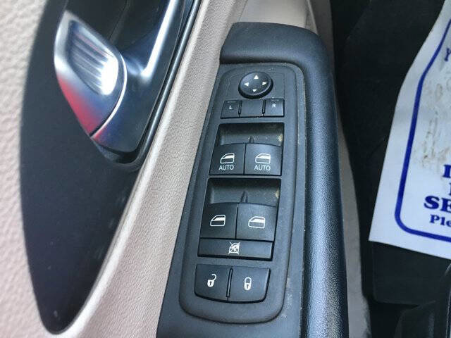 Used 2023 Chrysler Pacifica Touring-L image 24