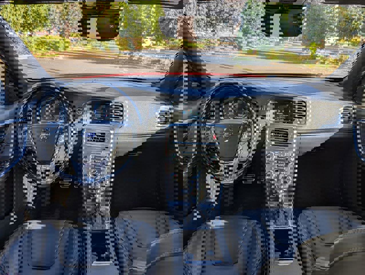 Used 2015 Volvo V60 T6 R-Design Platinum image 18